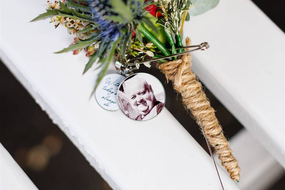 Buttonhole with memory charm