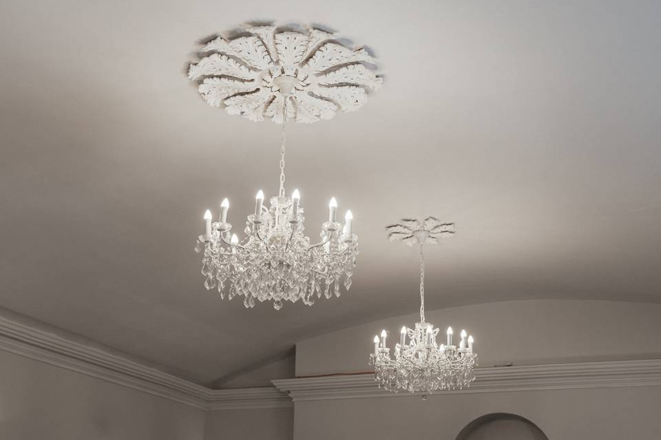 Vaulted ceiling - Chandeliers