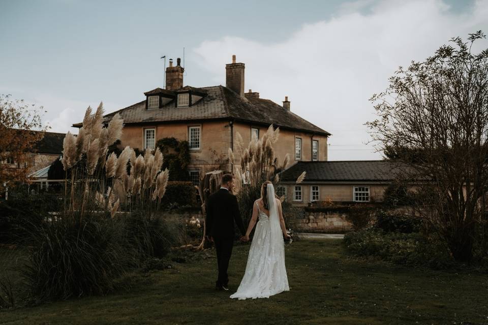 Wedding couple in garden