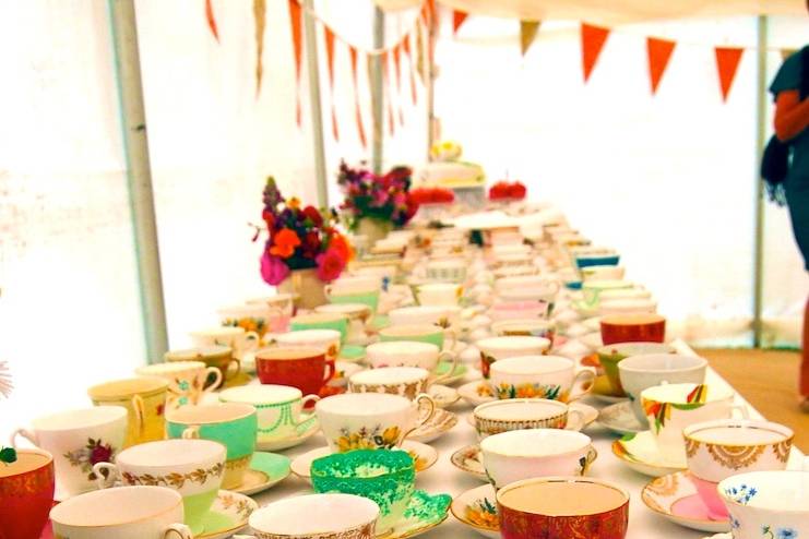 Very vintage teacups and saucers