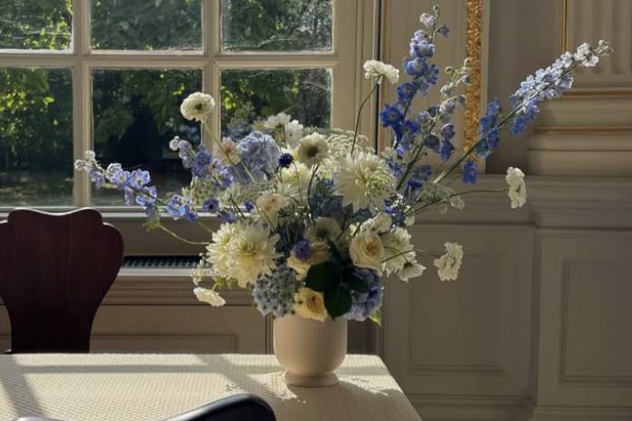 Signing table vase
