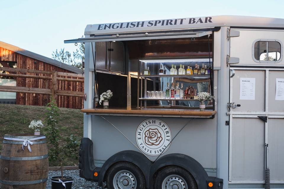 Mobile horse box bar