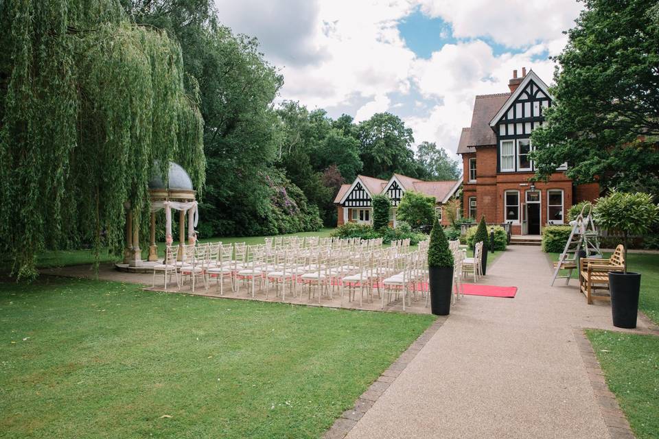 Stunning outdoor ceremony space