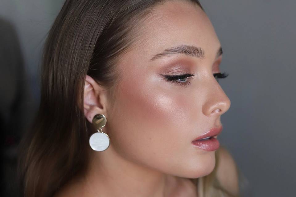 Glowy soft glam makeup