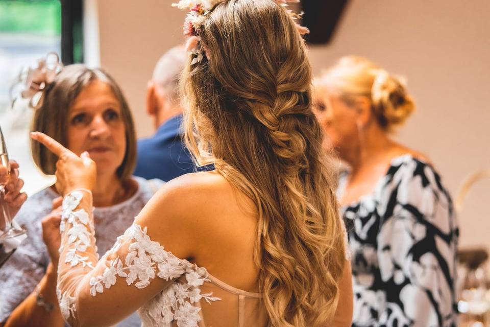 Hair and dress details