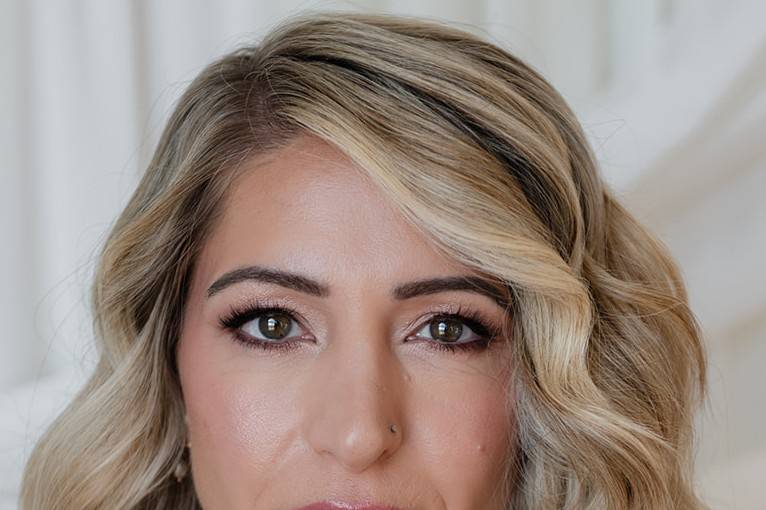 Bridal makeup and soft waves