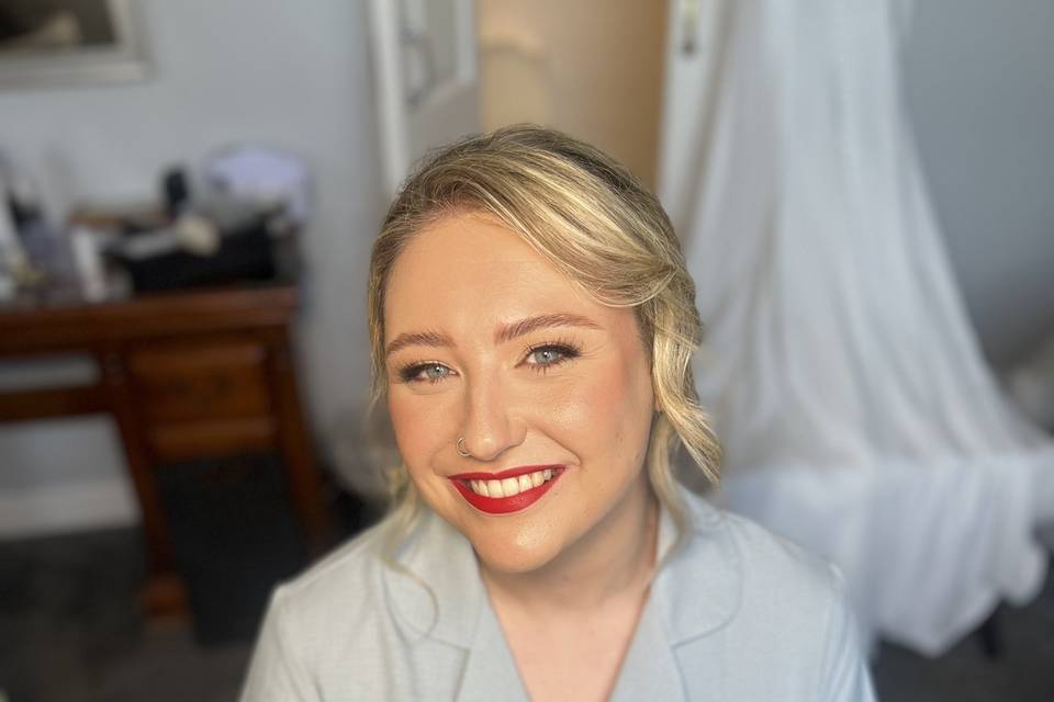 Soft eye & red lip