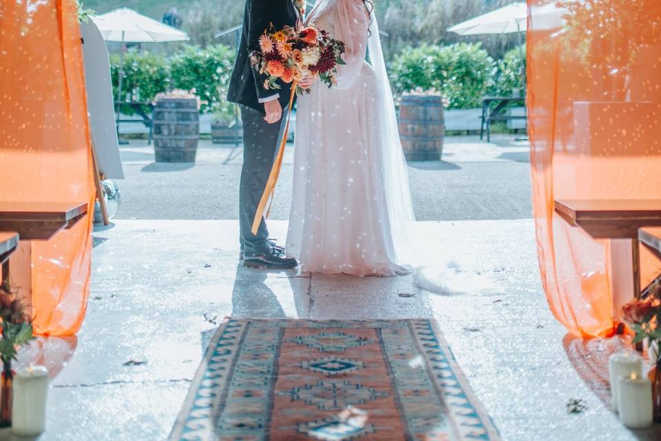 Couple kissing with bouquet