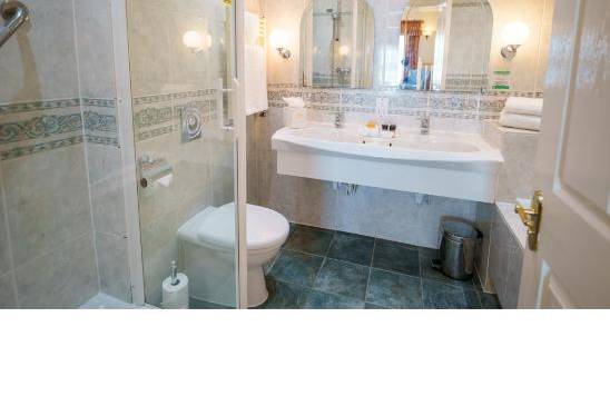 Brampton Lodge Suite Bathroom