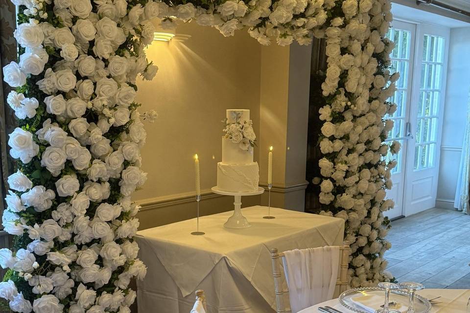 Arch for cake decoration