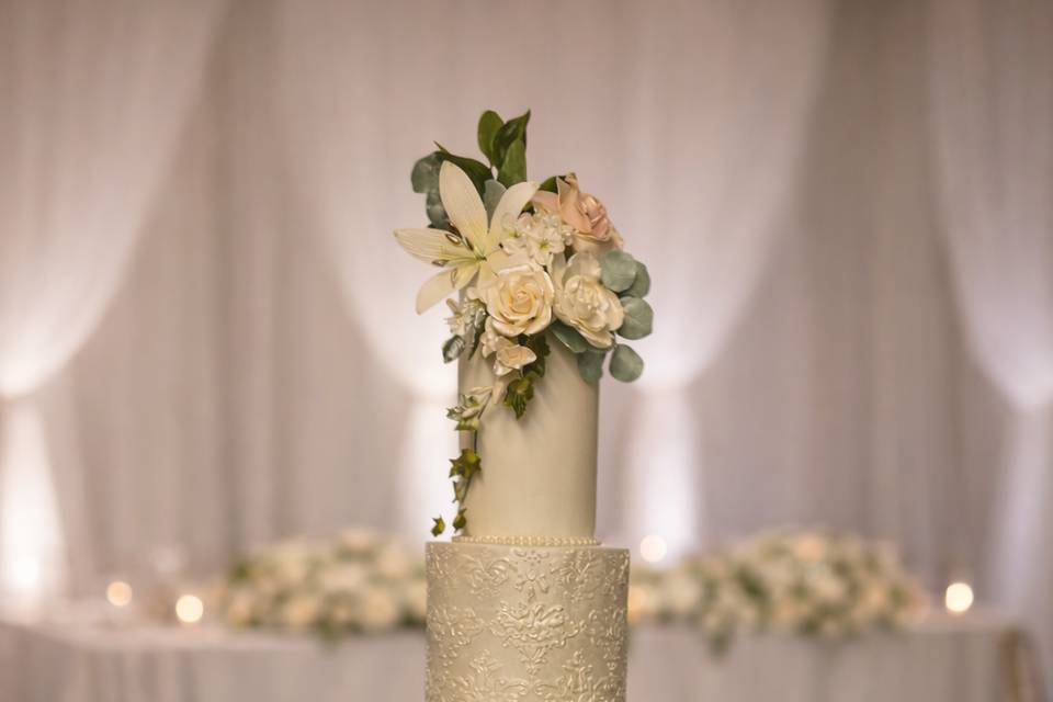 Sugar flowers with stencilwork