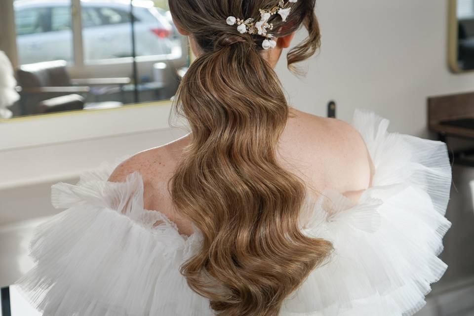 Relaxed waved pony tail.