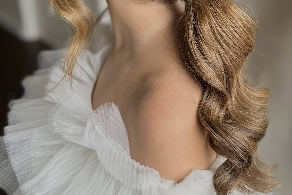 Beautiful textured pony tail.