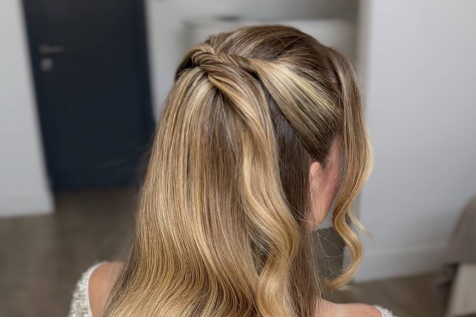 Loose wave half up