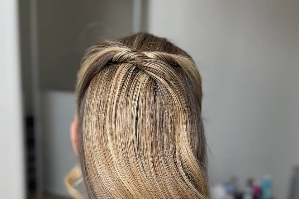 Loose wave half up