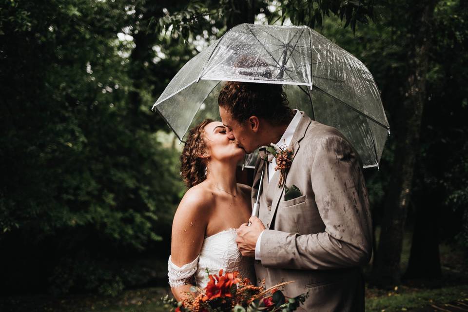 Umbrella kiss