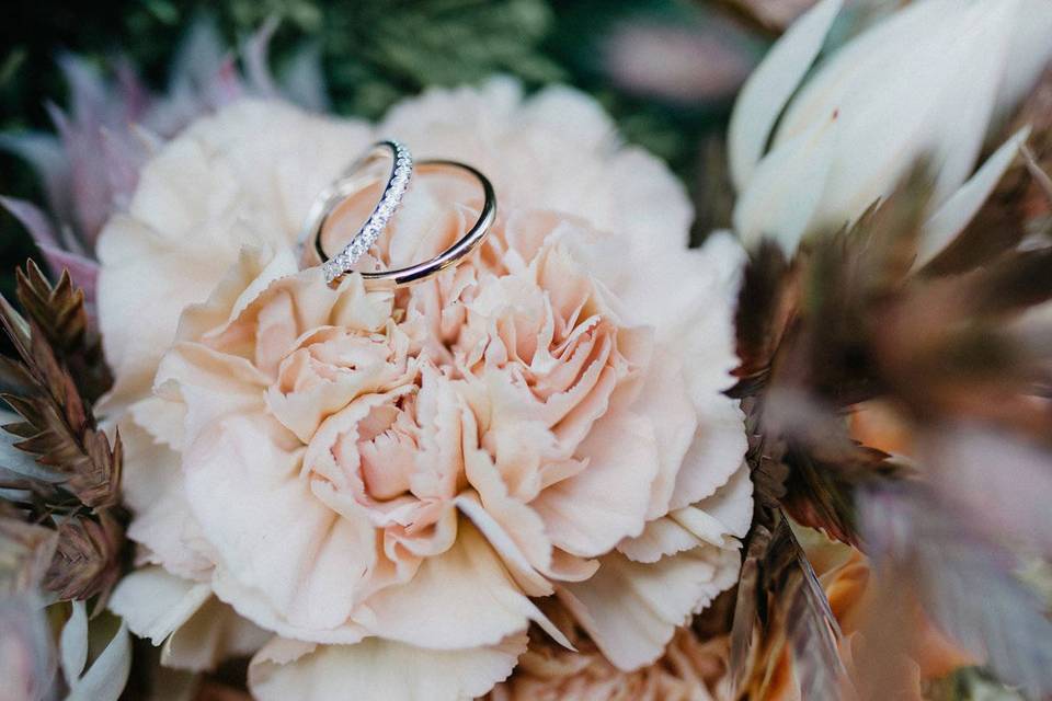 Wedding rings on the bouquet
