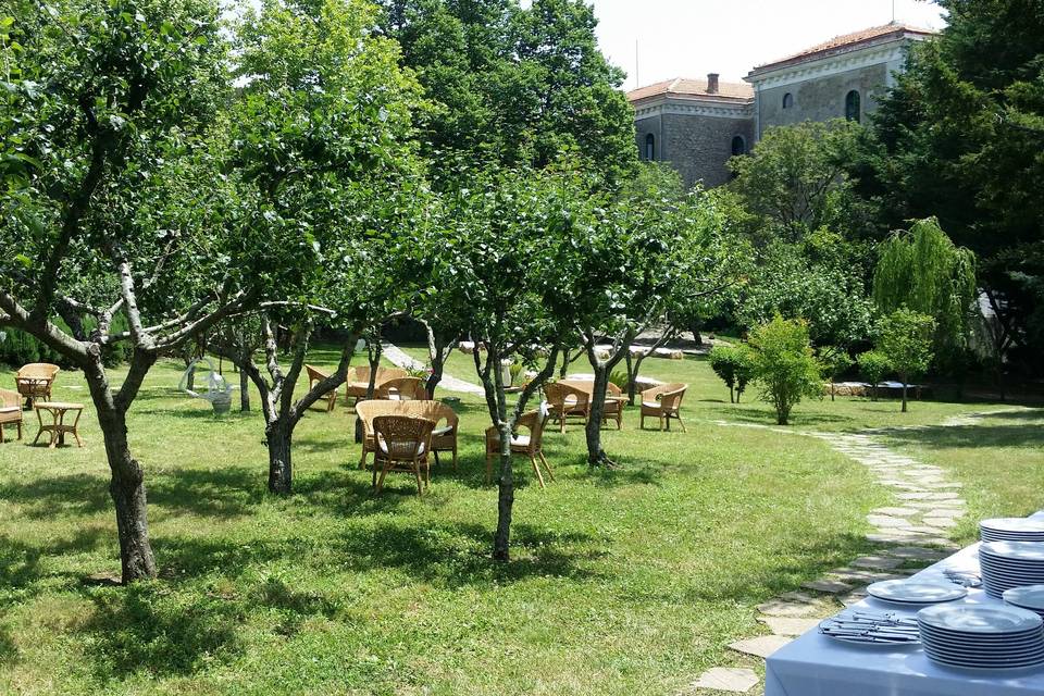 The buffet in the garden