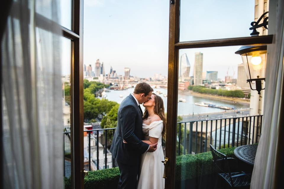 Couple kissing - Kevin Fern Photography