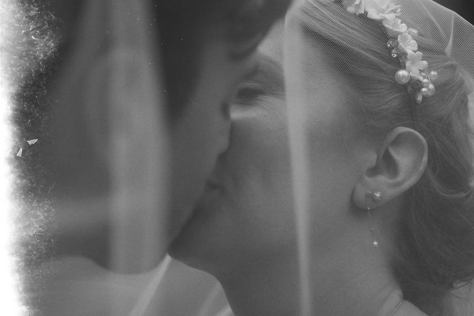 Film wedding couple kiss