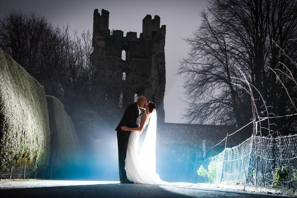 Kiss in front of the castle