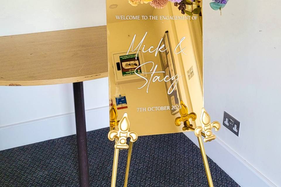 Premium gold Acrylic Easel