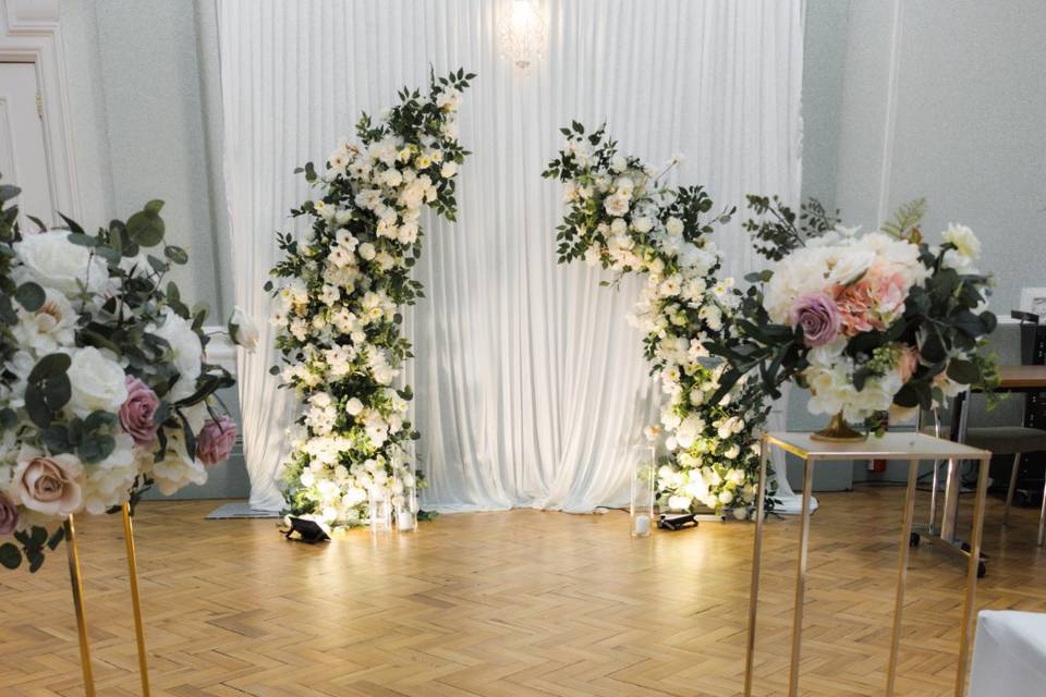 Horn Arches and Aisle Decor