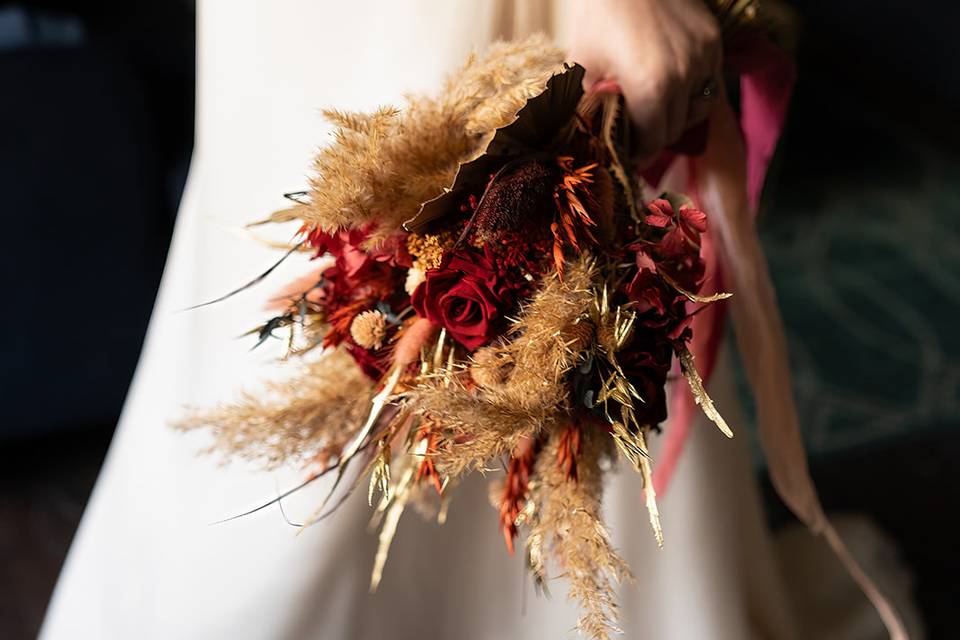 Kate Ventress, Scarlett Luxe - holding bouquet