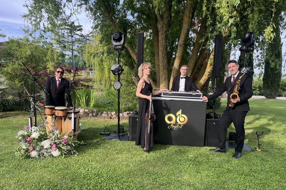 Deejay, sax, violin and percus