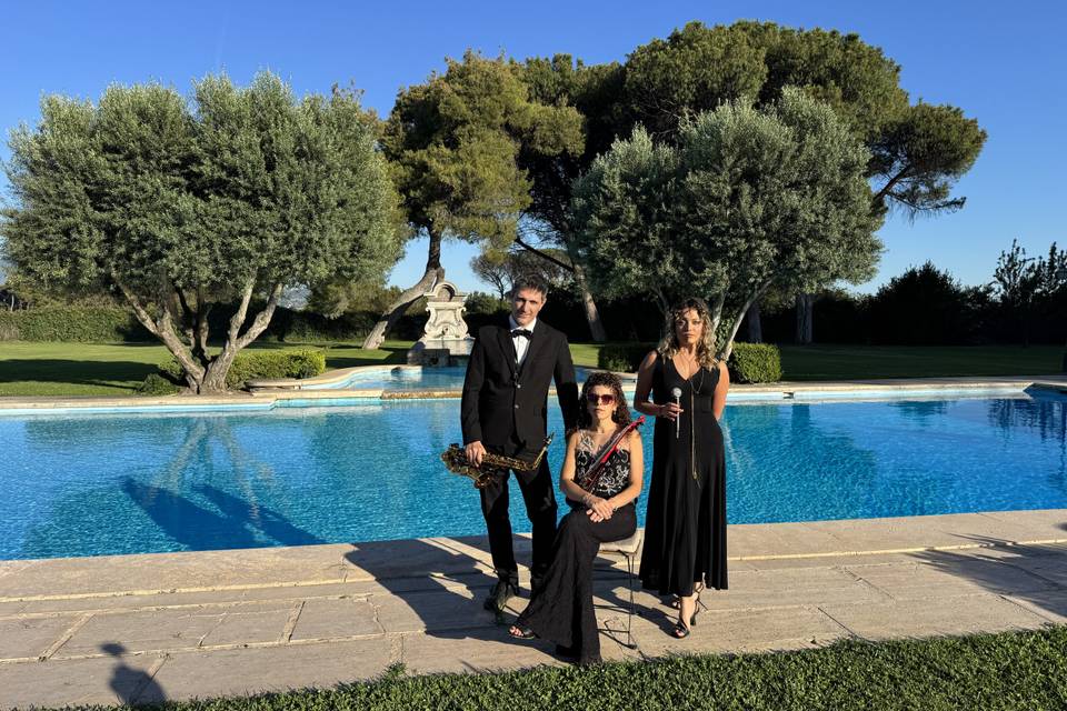 Sax, singer and violin