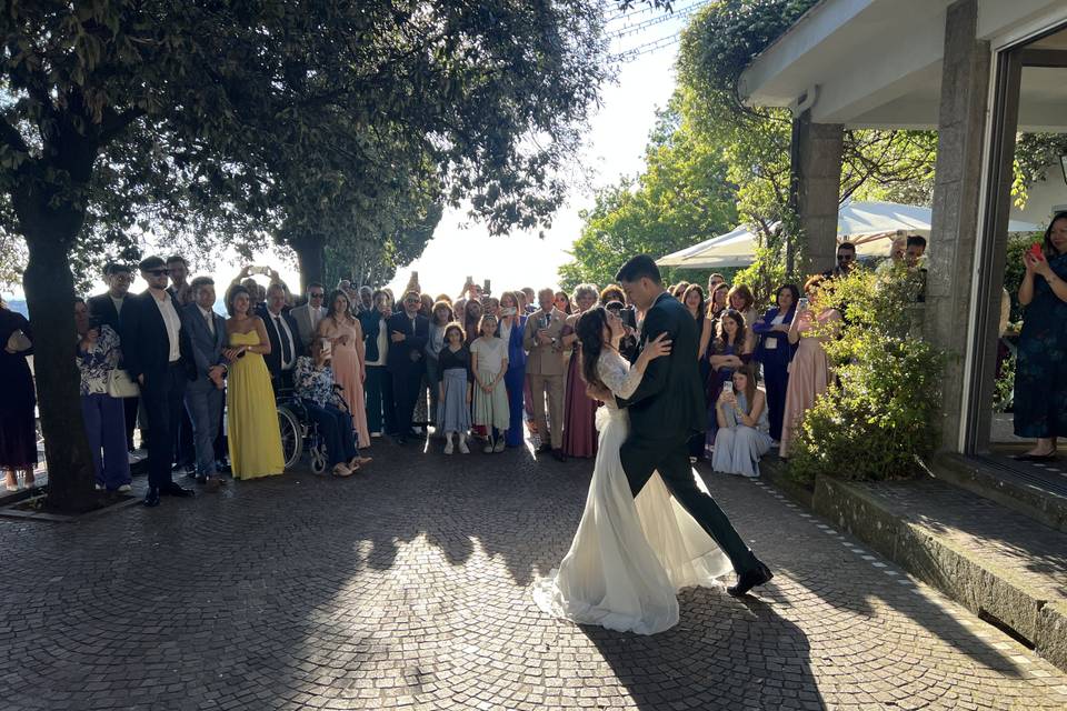 Newlyweds dance