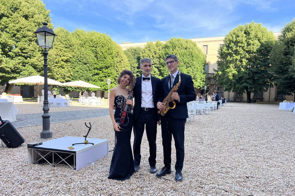 Deejay, sax, violin