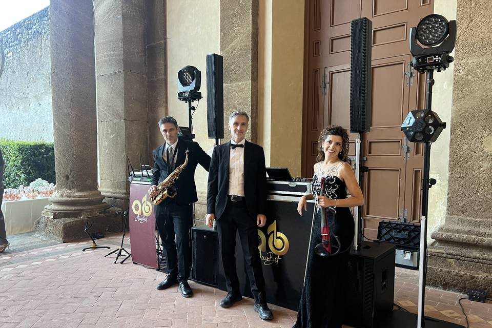 Deejay, sax, violin