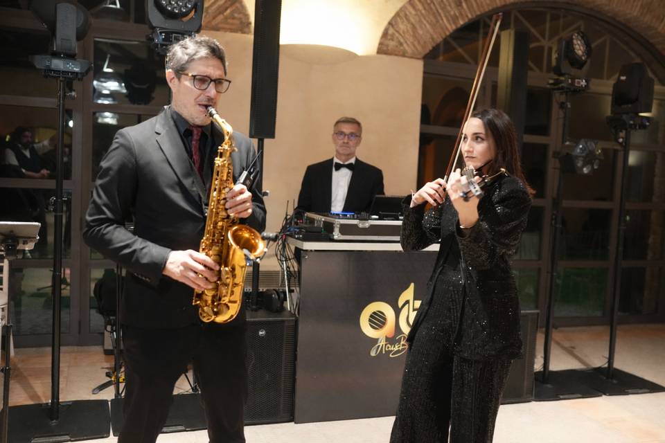 Deejay, Sax, Violin (live)