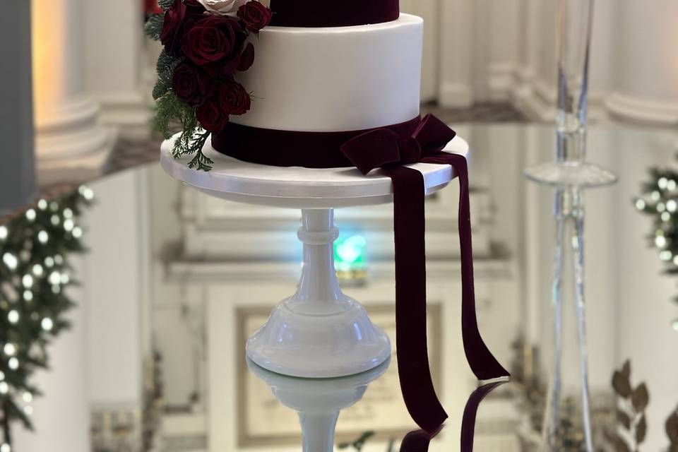 Elegant and romantic wedding cake