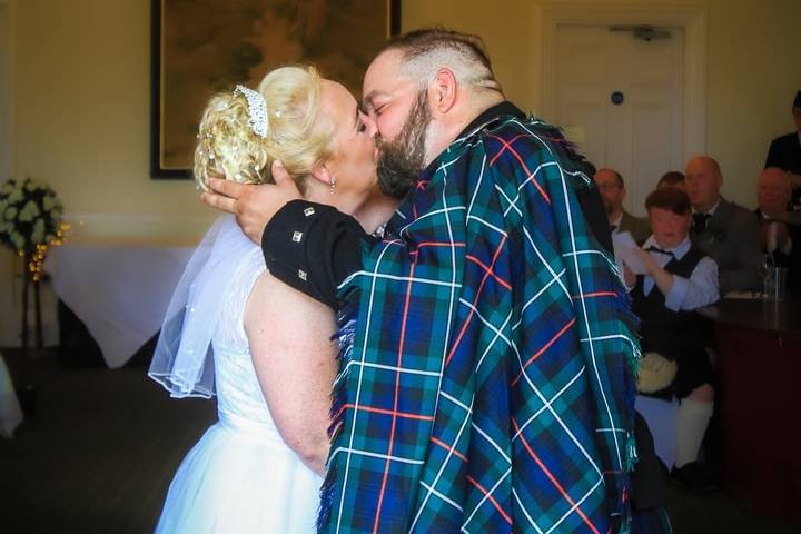 Romantic kiss at the Nethybridge Hotel