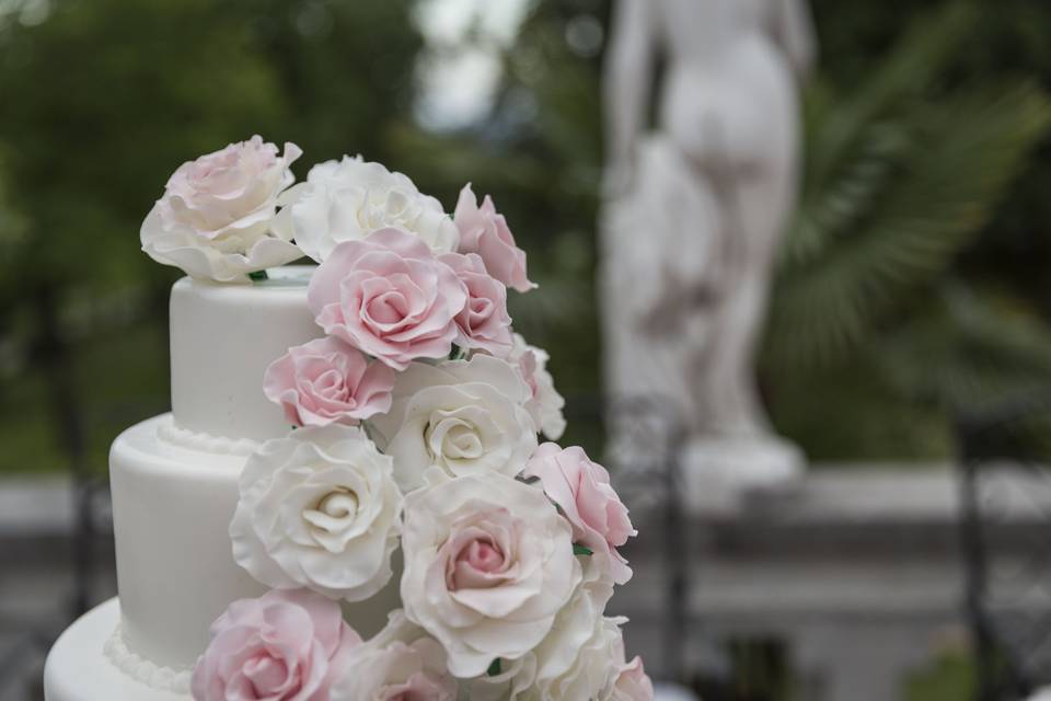 Romantic wedding cake