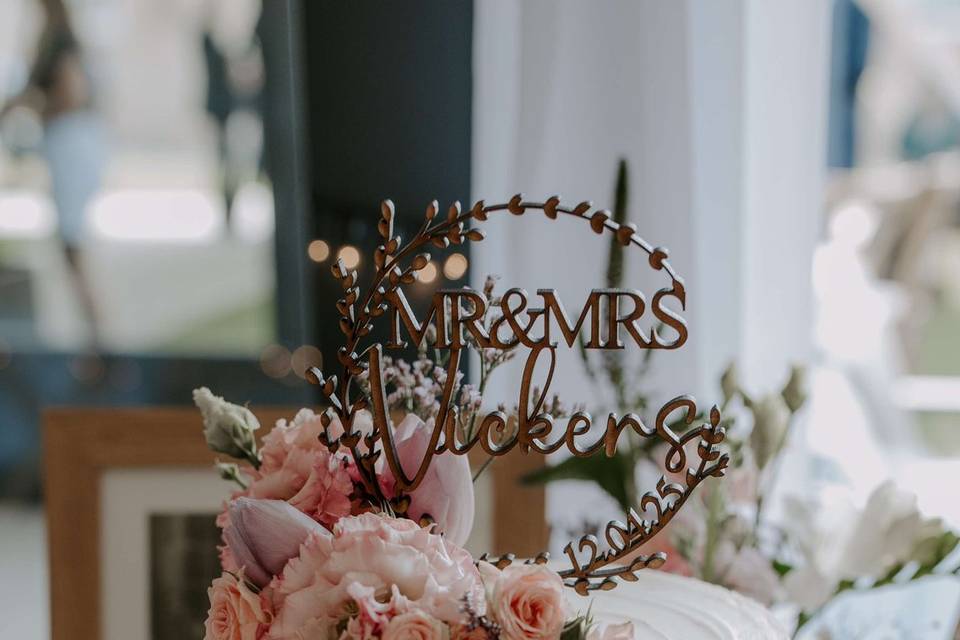 Classic scalloped edge