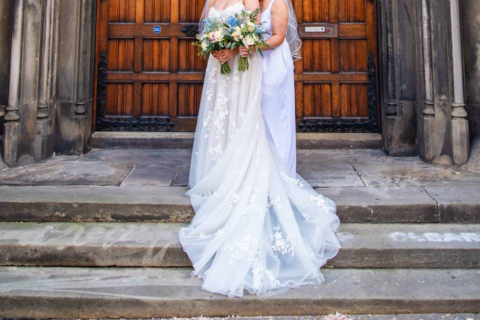 Kissing on cathedral steps