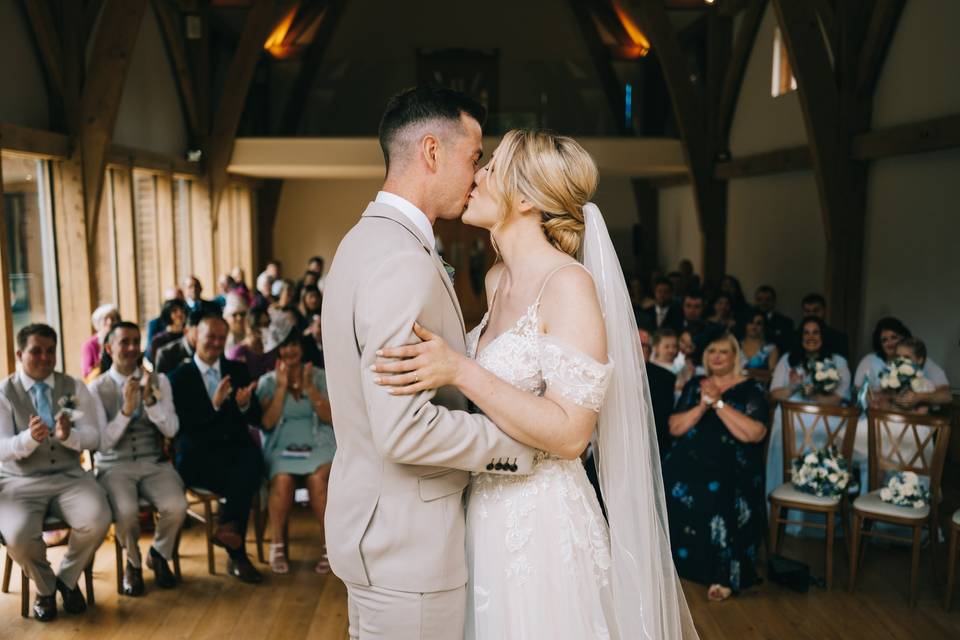 Ceremony kiss