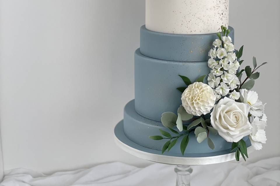 Blue and white tones on cake