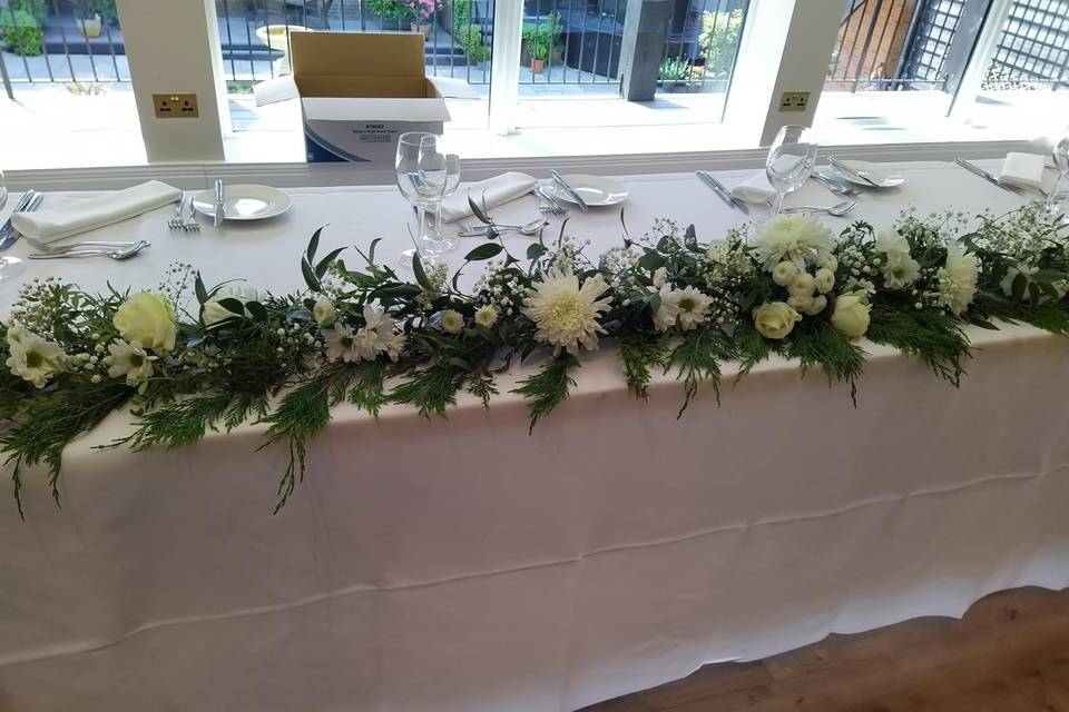Top table garland