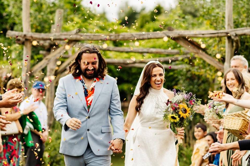 Loose curls summer wedding