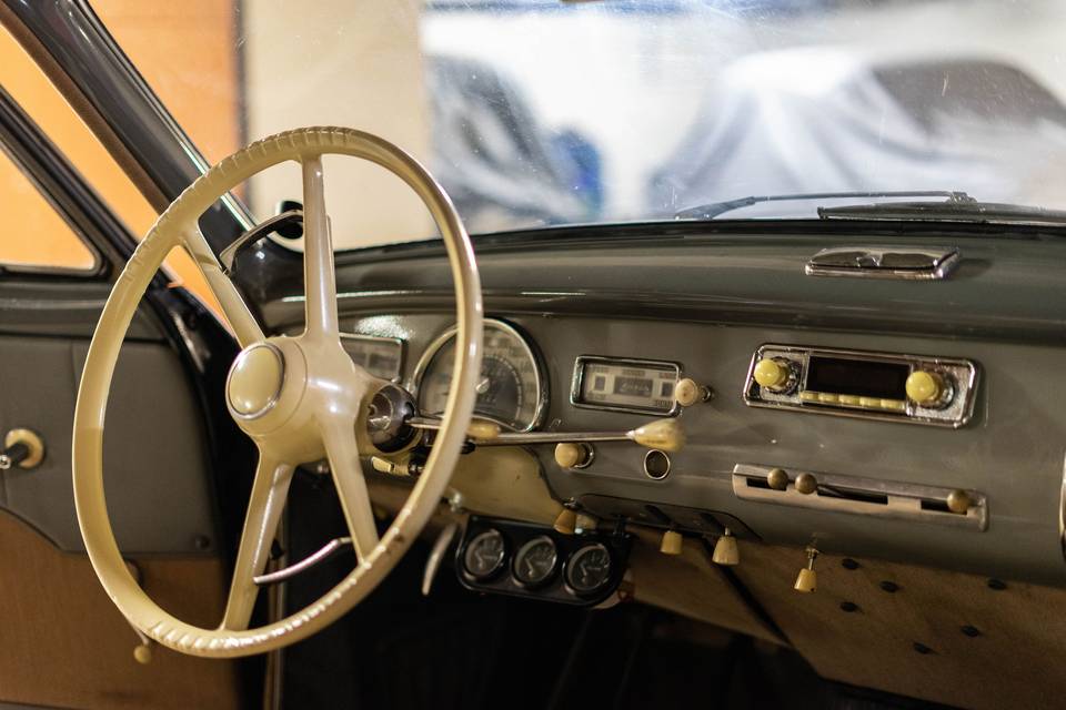 BMW 502 interior