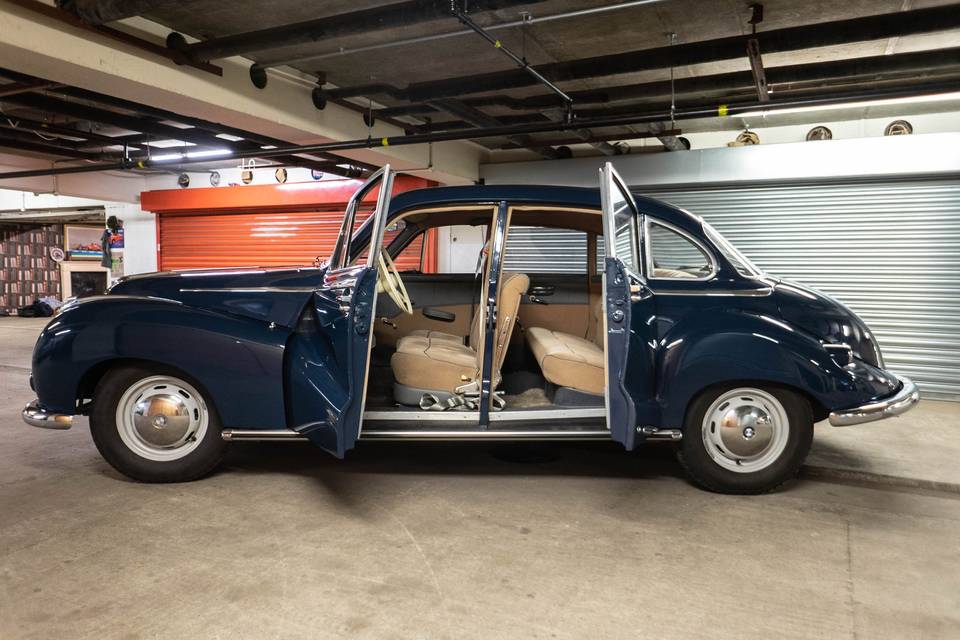 BMW 502 interior
