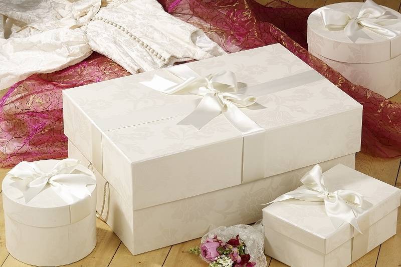 Extra large wedding dress box with accessory boxes
