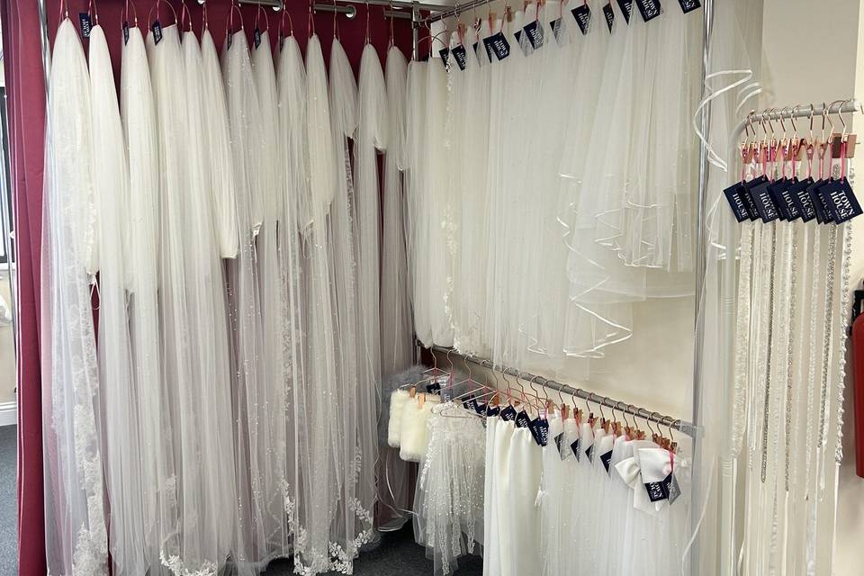 Wedding veils and accessories