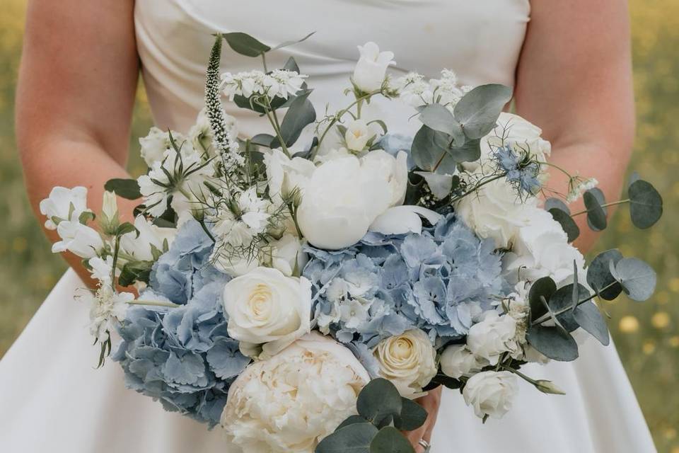 White and blue bridal bouquet