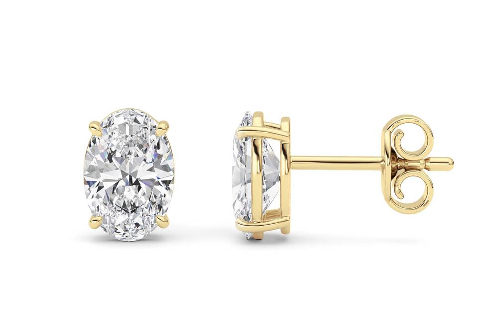 Classic basket-set diamond stud earrings in yellow gold