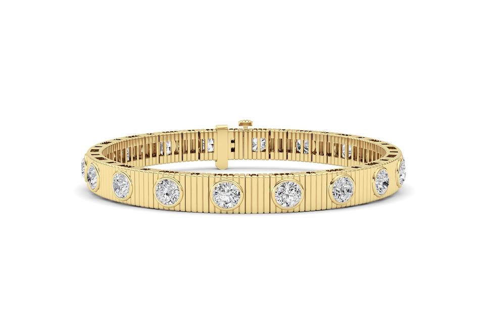 Round bezel diamond bangle in yellow gold